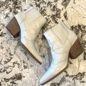 Women’s Sam Edelman ankle booties cream size 9